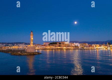 Panorama des schönen alten Hafens von Chania mit dem erstaunlichen Leuchtturm, Moschee, venezianischen Werften, bei Sonnenuntergang, Kreta, Griechenland. Stockfoto