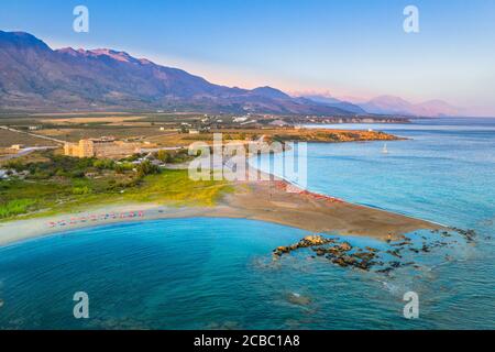 Luftaufnahme des Schlosses am Frangokastello Strand bei Sonnenuntergang, Kreta, Griechenland Stockfoto