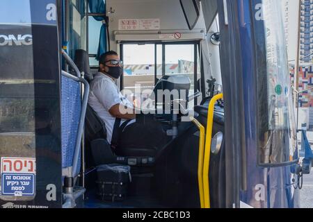 Jerusalem, Israel - 6. August 2020: Ein israelischer Busfahrer mit einer COVID Maske in Jerusalem. Stockfoto