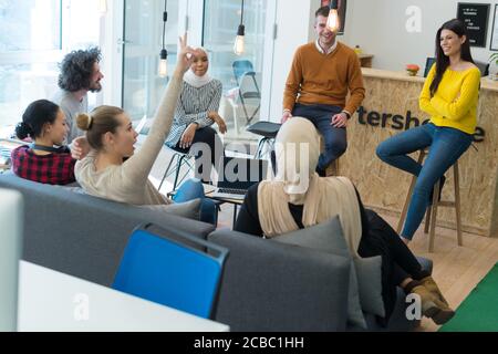 Startup Marketing Idea Präsentation. Gruppe junger multiethnischer Mitarbeiter, die große Geschäftsentscheidungen treffen. Kreative Teamdiskussion Corporate Work Con Stockfoto