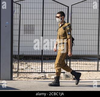 Jerusalem, Israel - 6. August 2020: Ein israelischer Soldat, der eine COVID Maske auf einer Jerusalemer Straße trägt. Stockfoto