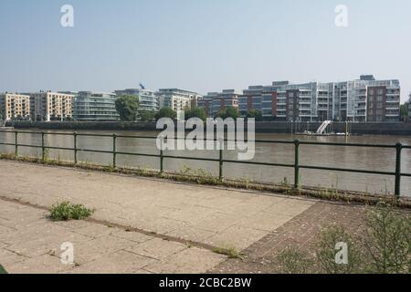 Thames Wharf neben Harrods Village, dem ehemaligen Harrods Furniture Depository, London, Großbritannien Stockfoto