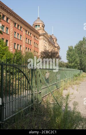 Thames Wharf neben Harrods Village, dem ehemaligen Harrods Furniture Depository, London, Großbritannien Stockfoto