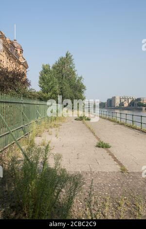 Thames Wharf neben Harrods Village, dem ehemaligen Harrods Furniture Depository, London, Großbritannien Stockfoto