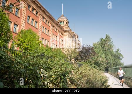 Thames Wharf neben Harrods Village, dem ehemaligen Harrods Furniture Depository, London, Großbritannien Stockfoto