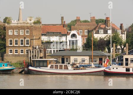 Die Taube Public House und anderen Gebäuden entlang der Themse Damm in Hammersmith in West London. Stockfoto