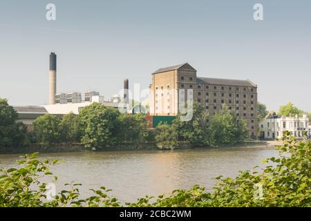 Die jetzt geschlossene Mortlake Brewery (ehemals Stag Brewery) an der Themse im Südwesten Londons, Mortlake, London, UK Stockfoto