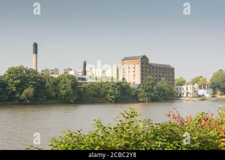 Die jetzt geschlossene Mortlake Brewery (ehemals Stag Brewery) an der Themse im Südwesten Londons, Mortlake, London, UK Stockfoto