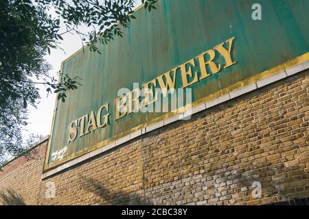 Ein Schild der Stag Brewery vor der jetzt geschlossenen Mortlake Brewery im Südwesten von London, Mortlake, London, Großbritannien Stockfoto