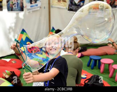 Uherske Hradiste, Tschechische Republik. August 2020. Ein Junge genießt einen Bubble Workshop in der Sommerfilmschule 2020, am 11. August 2020, in Uherske Hradiste, Tschechische Republik. Kredit: Dalibor Gluck/CTK Foto/Alamy Live Nachrichten Stockfoto