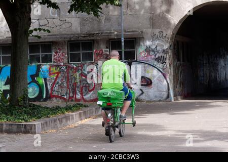 PIN AG Postbote auf seinem Fahrrad Stockfoto