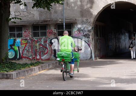 PIN AG Postbote auf seinem Fahrrad Stockfoto