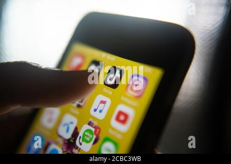 Bangkok, Thailand - August 12, 2020 : iPhone 7 zeigt seinen Bildschirm mit TikTok und andere Anwendungs-Symbole. Stockfoto