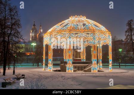 Weihnachts-Pavillon über Vitali-Brunnen in der Dämmerung Stockfoto