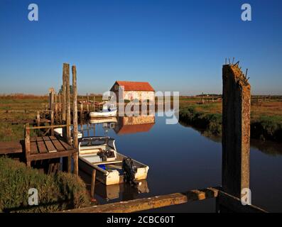 Ein Blick auf den Hafen mit Booten und alten Coal Barn an der Nord-Norfolk-Küste im Sommer in Thornham, Norfolk, England, Großbritannien. Stockfoto