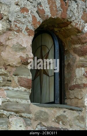 Antikes Fenster - architektonische Details der Kirche des Heiligen Antonius (bekannt als Kap Skanderbeg) in Durres, Albanien. Stockfoto