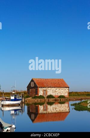 Ein Blick auf die alte Coal Barn am Hafen an der Nord-Norfolk-Küste mit Kopierplatz in Thornham, Norfolk, England, Großbritannien. Stockfoto