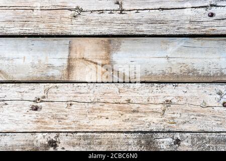 Eine Holzbank vor einem Holzzaun Stockfoto