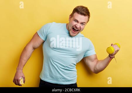 Lustige verrückte Mann bekommt Vergnügen aus dem Training, Mann für einen Wettbewerb, Wettbewerb, Sportler schreien, schreien, während Übungen für Arm. Stockfoto