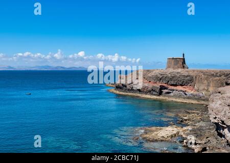 Burg Castillo de Las Coloradas auf Klippe in Playa Blanca, Lanzarote, Kanarische Inseln, Spanien Stockfoto