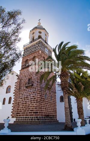 Turm der berühmten Kirche Nuestra Señora de Guadalupe in der Stadt Teguise, Lanzarote Insel, Kanaren, Spanien Stockfoto