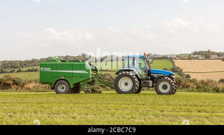 Ballygarvan, Cork, Irland. August 2020. Farming Contractor Brendan Marshall Balling and Wrapping Silage on the Farm of John Kingston, Ballygarvan, Co. Cork, Ireland.- Credit; David Creedon / Alamy Live News Stockfoto