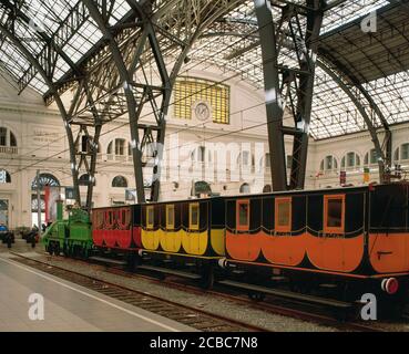 Eisenbahn der kurzen Linie von Barcelona nach Mataro, 1848. Replik für die Ausstellung "150 Jahre Eisenbahn in Spanien" (1998-1999) in Frankreich Station, Barcelona, Katalonien, Spanien. Stockfoto