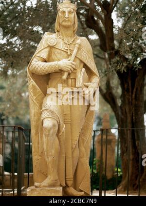 Alfonso X von Kastilien, bekannt als 'der Weise' (1221-1284). König von Kastilien und Leon (1252-1284). Statue von Juan Polo Velasco (1923-2017). Alcazar der christlichen Könige. Cordoba, Andalusien, Spanien. Stockfoto