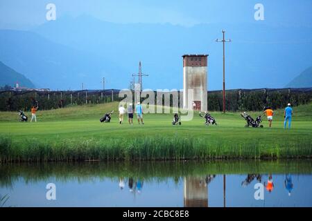 Gruppe von Freunden - Golfer genießen das Spiel im Blue Monster Golf Club in Südtirol Italien nach der COVID-19 Sperre am 11. August 2020. Stockfoto
