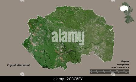 Form von Cuyuni-Mazaruni, Region Guyana, mit seiner Hauptstadt isoliert auf festem Hintergrund. Entfernungsskala, Regionenvorschau und Beschriftungen. Satellitenbildgerät Stockfoto
