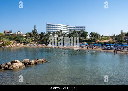 Idyllischer tropischer Strand mit Touristen im Sommer Stockfoto