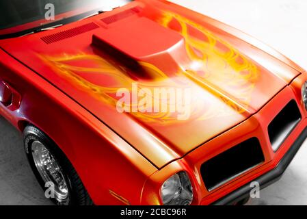 Izmir, Türkei - 11. Juli 2020: Obere Vorderansicht der Haube des 1974 Pontiac Trans am Firebird in einer Studioaufnahme. Stockfoto