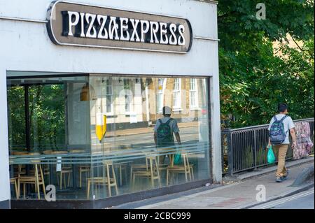 Staines-upon-Thames, Surrey, Großbritannien. August 2020. Das Restaurant Pizza Express in Staines bleibt nach der Schließung des Coronavirus geschlossen. Einige der Pizza Express Restaurants werden nicht wieder geöffnet. Quelle: Maureen McLean/Alamy Stockfoto