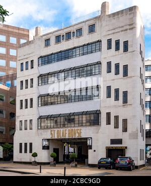 St Olaf House, Tooley Street, in der Nähe der London Bridge, ein schönes Beispiel für die Art-Deco-Architektur der 1930er Jahre, die für die Hays Wharf Company gebaut wurde und heute von einem Krankenhaus genutzt wird Stockfoto