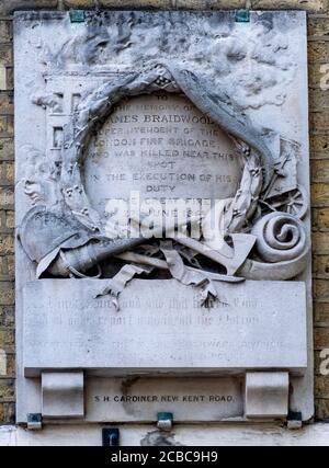 Denkmal für James Braidwood, der im Feuer der Tooley Street in Cotton's Wharf nahe der London Bridge Station starb, als eine fallende Wand ihn zermalmte. Stockfoto