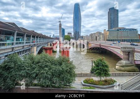 Blick von Blackfriars Station zeigt die moderne Eisenbahnbrücke und Bahnsteige, die ursprünglichen Eisenbahnbrücke Stützen und die viktorianische Straßenbrücke Stockfoto