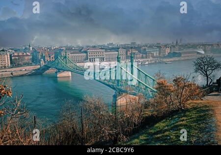 Freiheitsbrücke oder Freiheitsbrücke über die Donau. Stockfoto