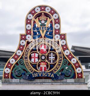 Restauriertes Wappen und Abzeichen für die Londoner Chatham und Dover Eisenbahn auf der ursprünglichen Blackfriars Eisenbahnbrücke über die Themse Am Südufer Stockfoto