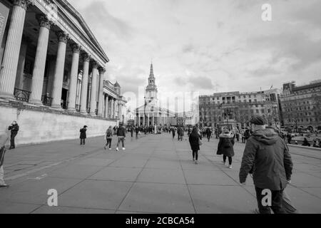 Schwarz-Weiß-Bild der North Terrace des Trafalgar Square London, vor der National Gallery und Blick auf St. Martin in den Feldern. Stockfoto