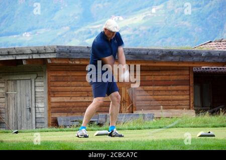 Verschwommene Bewegung eines männlichen Golfers beim Abschlag im Blue Monster Golfclub in Südtirol, Italien im Sommer 2020. Stockfoto