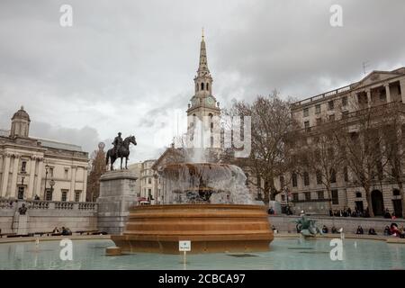 Gesamtansicht vom Trafalgar Square London mit Ornamenten und Sint Martin in der Fields Kirche im Hintergrund. Stockfoto