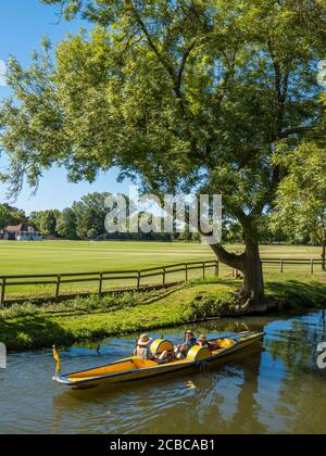 Mutter und Kinder auf Pleaser Boat, River Cherwell, Oxford, Oxfordshire, England, Großbritannien, GB. Stockfoto
