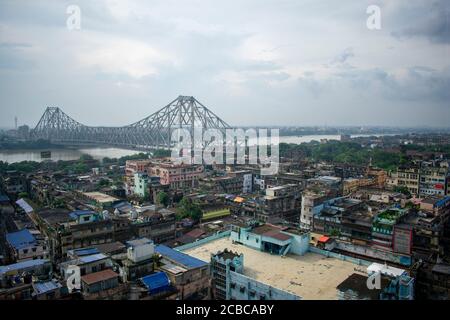 Vogelperspektive auf kolkata Stadt mit hooghly Fluss und howrah Brücke Stockfoto