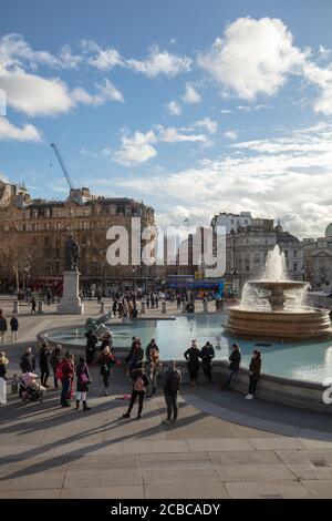 Allgemeiner Blick von einem der Trafalgar Square Brunnen von der North Terrace in Richtung Whitehall als Hintergrund. Stockfoto