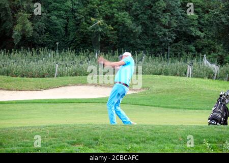 Verschwommene Bewegung eines männlichen Golfers beim Abschlag im Blue Monster Golfclub in Südtirol, Italien im Sommer 2020. Stockfoto