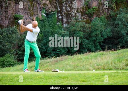 Verschwommene Bewegung eines männlichen Golfers beim Abschlag im Blue Monster Golfclub in Südtirol, Italien im Sommer 2020. Stockfoto