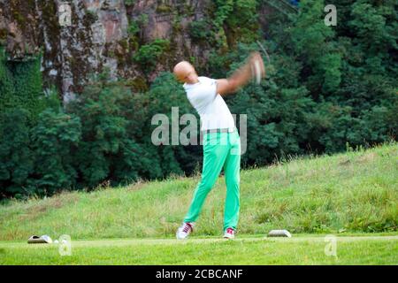 Verschwommene Bewegung eines männlichen Golfers beim Abschlag im Blue Monster Golfclub in Südtirol, Italien im Sommer 2020. Stockfoto