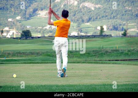 Verschwommene Bewegung eines männlichen Golfers beim Abschlag im Blue Monster Golfclub in Südtirol, Italien im Sommer 2020. Stockfoto