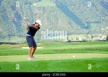 Verschwommene Bewegung eines männlichen Golfers beim Abschlag im Blue Monster Golfclub in Südtirol, Italien im Sommer 2020. Stockfoto