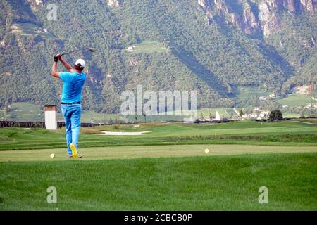 Verschwommene Bewegung eines männlichen Golfers beim Abschlag im Blue Monster Golfclub in Südtirol, Italien im Sommer 2020. Stockfoto